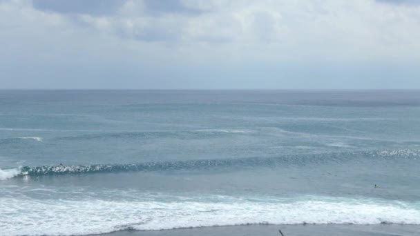 Surfer får på styrelsen och rullande på havet — Stockvideo
