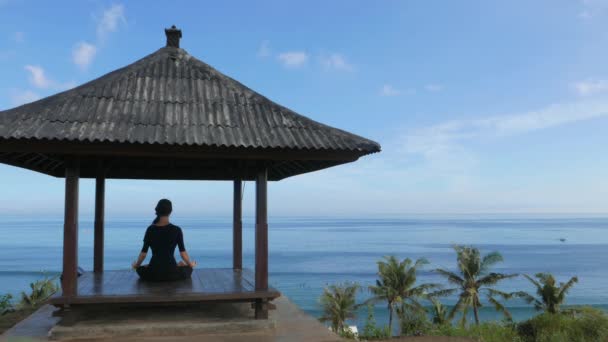 Meditación de Yoga Femenino frente al Océano — Vídeos de Stock