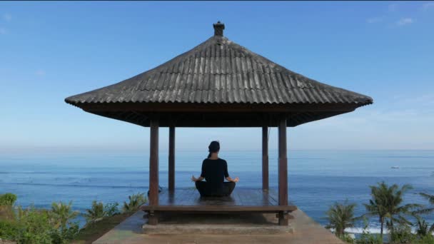 Mujer Yoga Meditación Frente al Océano — Vídeo de stock