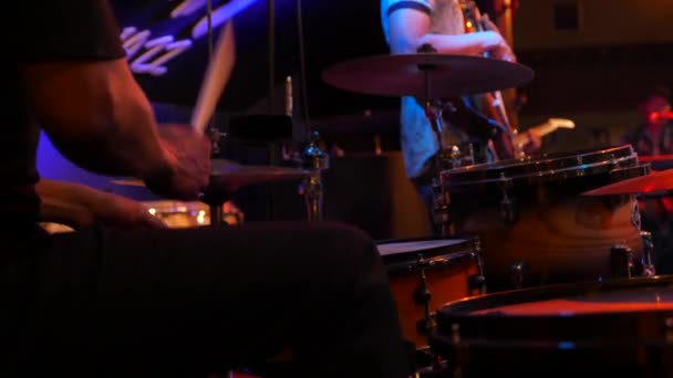 Actuación del baterista y la banda de música — Vídeo de stock