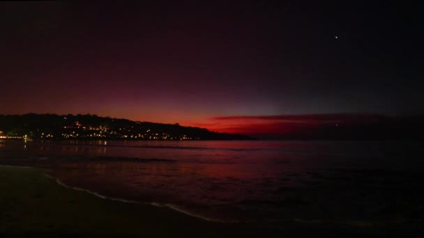 Pôr-do-sol escuro colorido no mar — Vídeo de Stock