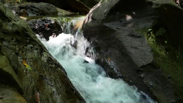 Wasserfall in den Felsen — Stockvideo