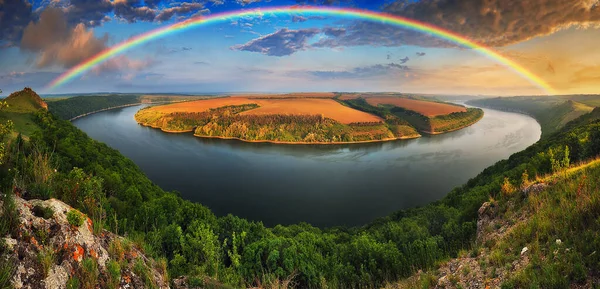 Bunter Regenbogen Über Der Schlucht Des Flusses — Stockfoto