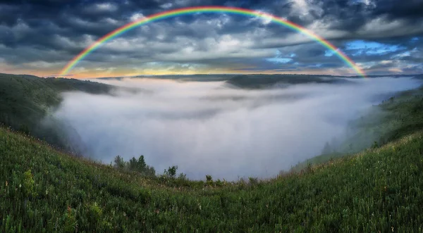 空に虹が浮かぶ美しい風景 — ストック写真