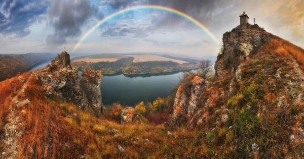 Nehir kanyonu üzerinde renkli gökkuşağı. Sonbahar manzarası