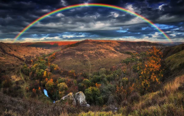 Regenbogen Mit Wolken Über Der Schlucht Herbstlandschaft — Stockfoto