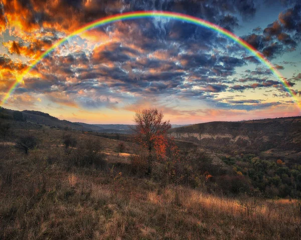 Regenbogen Mit Wolken Über Der Schlucht Herbstlandschaft — Stockfoto