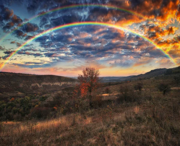 Regenbogen Mit Wolken Über Der Schlucht Herbstlandschaft — Stockfoto