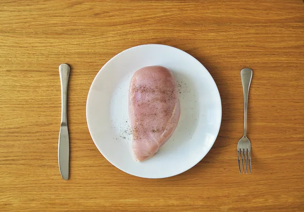 午饭吃生肉 鸡胸肉在盘子里 — 图库照片