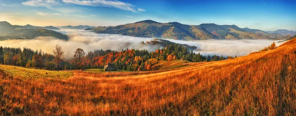 Majestatyczna Jesień Wiejskie Krajobrazy Krajobraz Górami Poranną Mgłą — Zdjęcie stockowe