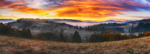 Majestätische Herbstliche Ländliche Landschaft Landschaft Mit Bergen Mit Morgennebel — Stockfoto