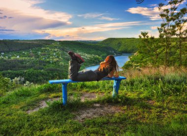 Resimli bir kanyonda doğanın güzelliğinin tadını çıkaran genç bir kadın.