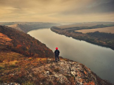 Resimli bir kanyonda doğanın güzelliğinin tadını çıkaran genç bir kadın.