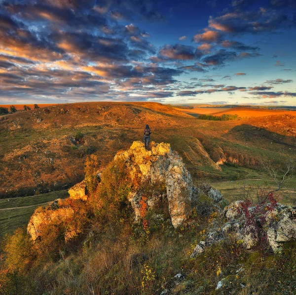 Женщина Походе Горах Ходит Скалам Красочный Осенний Восход Солнца — стоковое фото
