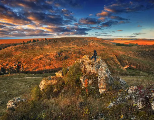 Vrouw Een Wandeltocht Bergen Wandelen Rotsen Kleurrijke Herfst Zonsopgang — Stockfoto