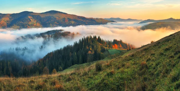 Majestuoso Paisaje Rural Otoñal Paisaje Con Montañas Con Niebla Matutina —  Fotos de Stock
