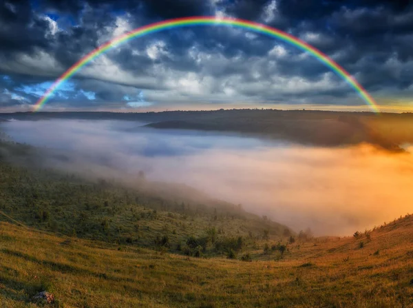 Bellissimo Paesaggio Con Arcobaleno Nel Cielo — Foto Stock