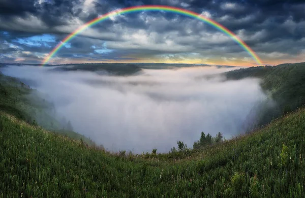 Schöne Landschaft Mit Einem Regenbogen Himmel — Stockfoto
