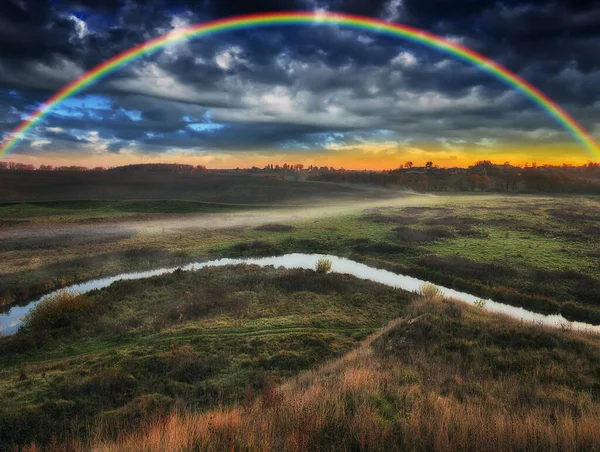 Increíble Arco Iris Sobre Pequeño Río Rural Mañana Otoño — Foto de Stock