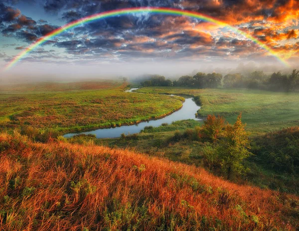 Fantastisk Regnbåge Över Den Lilla Landsbygden Floden Höst Morgon — Stockfoto