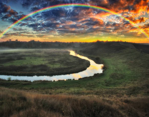Niesamowita Tęcza Nad Małą Wiejską Rzeką Jesienny Poranek — Zdjęcie stockowe
