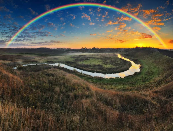 Fantastisk Regnbåge Över Den Lilla Landsbygden Floden Höst Morgon — Stockfoto