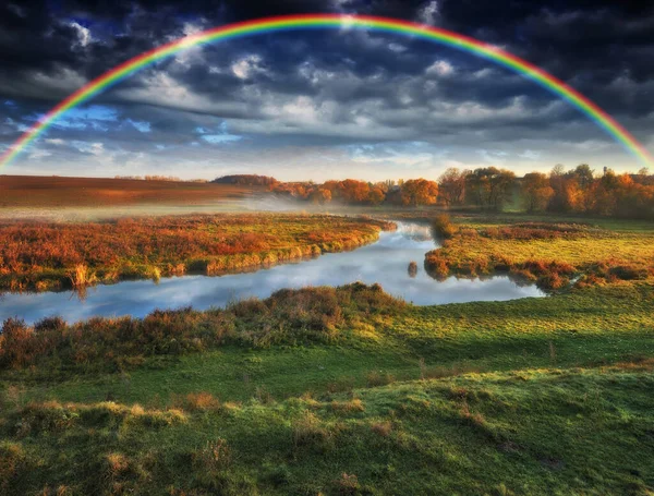 Niesamowita Tęcza Nad Małą Wiejską Rzeką Jesienny Poranek — Zdjęcie stockowe