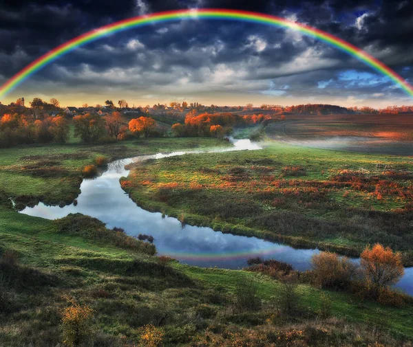 Geweldige Regenboog Kleine Landelijke Rivier Herfstochtend — Stockfoto