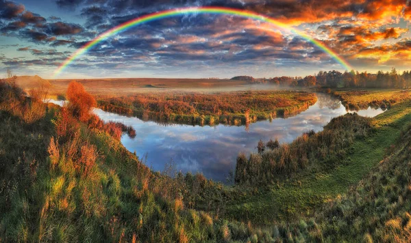 Fantastisk Regnbåge Över Den Lilla Landsbygden Floden Höst Morgon — Stockfoto