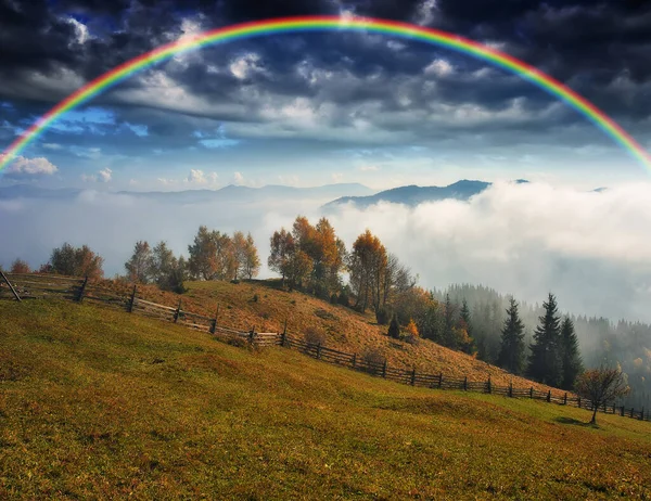 Regenbogen Über Den Bergen Herbstmorgen Den Karpaten — Stockfoto