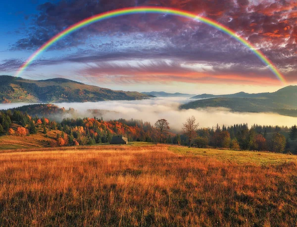 Regnbåge Över Bergen Höst Morgon Karpaterna — Stockfoto