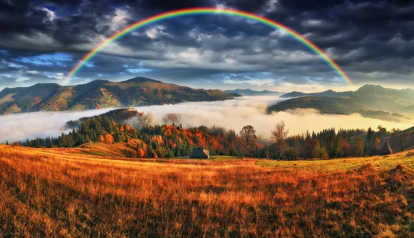 Regenbogen Über Den Bergen Herbstmorgen Den Karpaten — Stockfoto