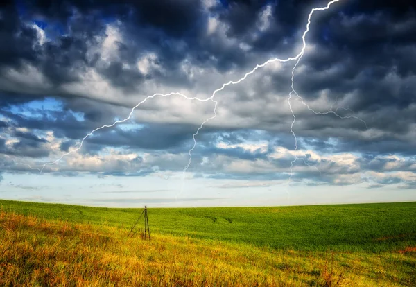 Blitz Über Der Wiese Stürmischer Himmel Über Ländlicher Landschaft — Stockfoto