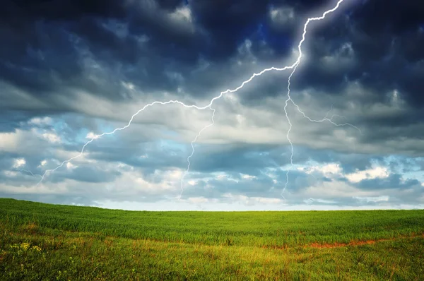 Çayırda şimşek çaktı. Kırsal alanda fırtınalı gökyüzü