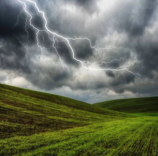 牧草地の上に稲妻 田園風景の上の嵐の空 — ストック写真