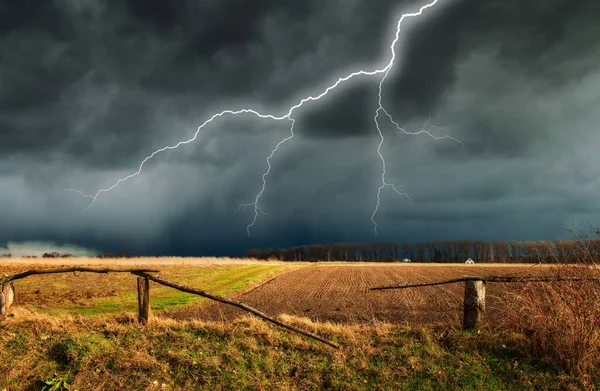 Çayırda şimşek çaktı. Kırsal alanda fırtınalı gökyüzü