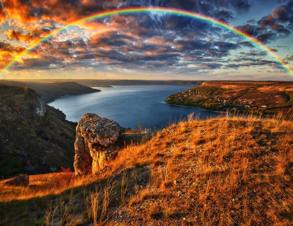 Nehir kanyonu üzerinde renkli gökkuşağı. Sonbahar manzarası