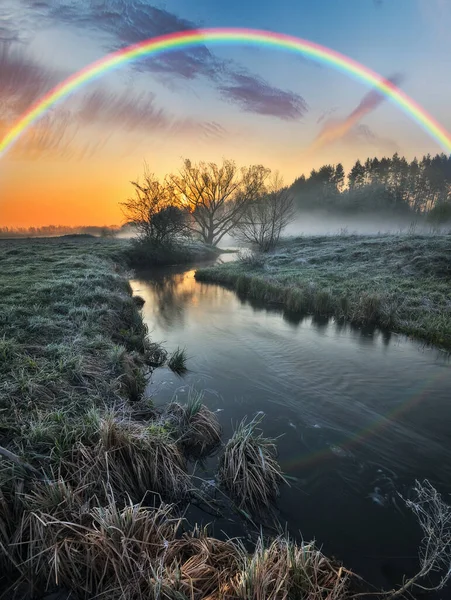 Pejzaż Tęczą Rzece Wiosną Kolorowy Poranek — Zdjęcie stockowe