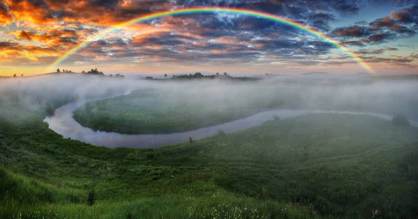 Baharda nehirde gökkuşağı olan bir manzara. Renkli bir sabah