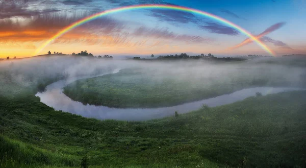 Baharda nehirde gökkuşağı olan bir manzara. Renkli bir sabah