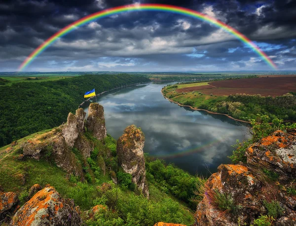 Kolorowa Tęcza Nad Kanionem Rzeki Wiosenny Poranek — Zdjęcie stockowe