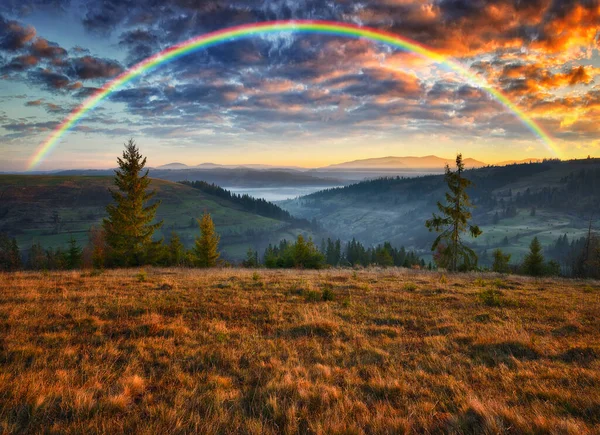 Regnbåge Över Bergen Höst Morgon Karpaterna — Stockfoto