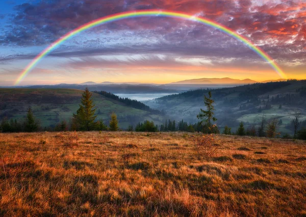 彩虹掠过高山 在喀尔巴阡山脉秋天的早晨 — 图库照片
