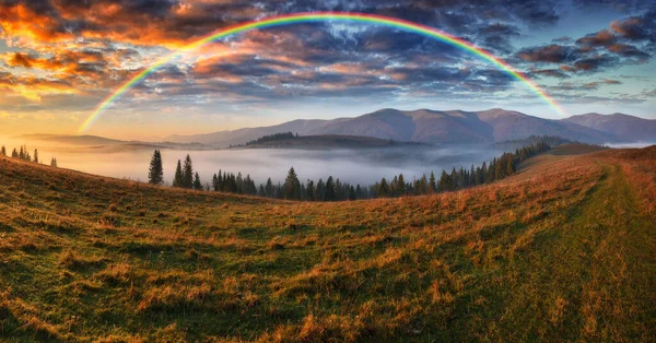 Arco Íris Sobre Montanhas Manhã Outono Nos Cárpatos — Fotografia de Stock