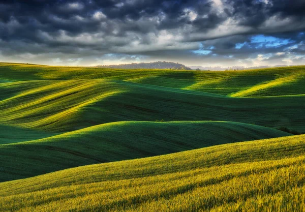 Nuages Pittoresques Sur Champ Vallonné Ciel Spectaculaire Sur Paysage Rural — Photo