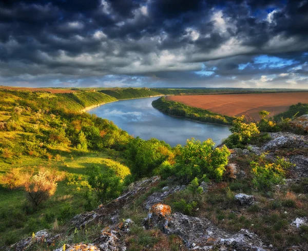 Prachtig Voorjaarslandschap Bij Zonsopgang Wolken Boven Een Pittoreske Canyon — Stockfoto