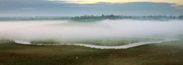 Туман над рекой — стоковое фото