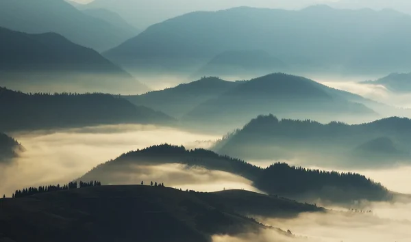 霧の中の山 — ストック写真