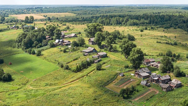 Russisches Dorf von oben per Drohne Stockbild