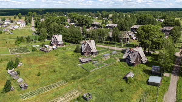 Russisches Dorf von oben per Drohne lizenzfreie Stockbilder